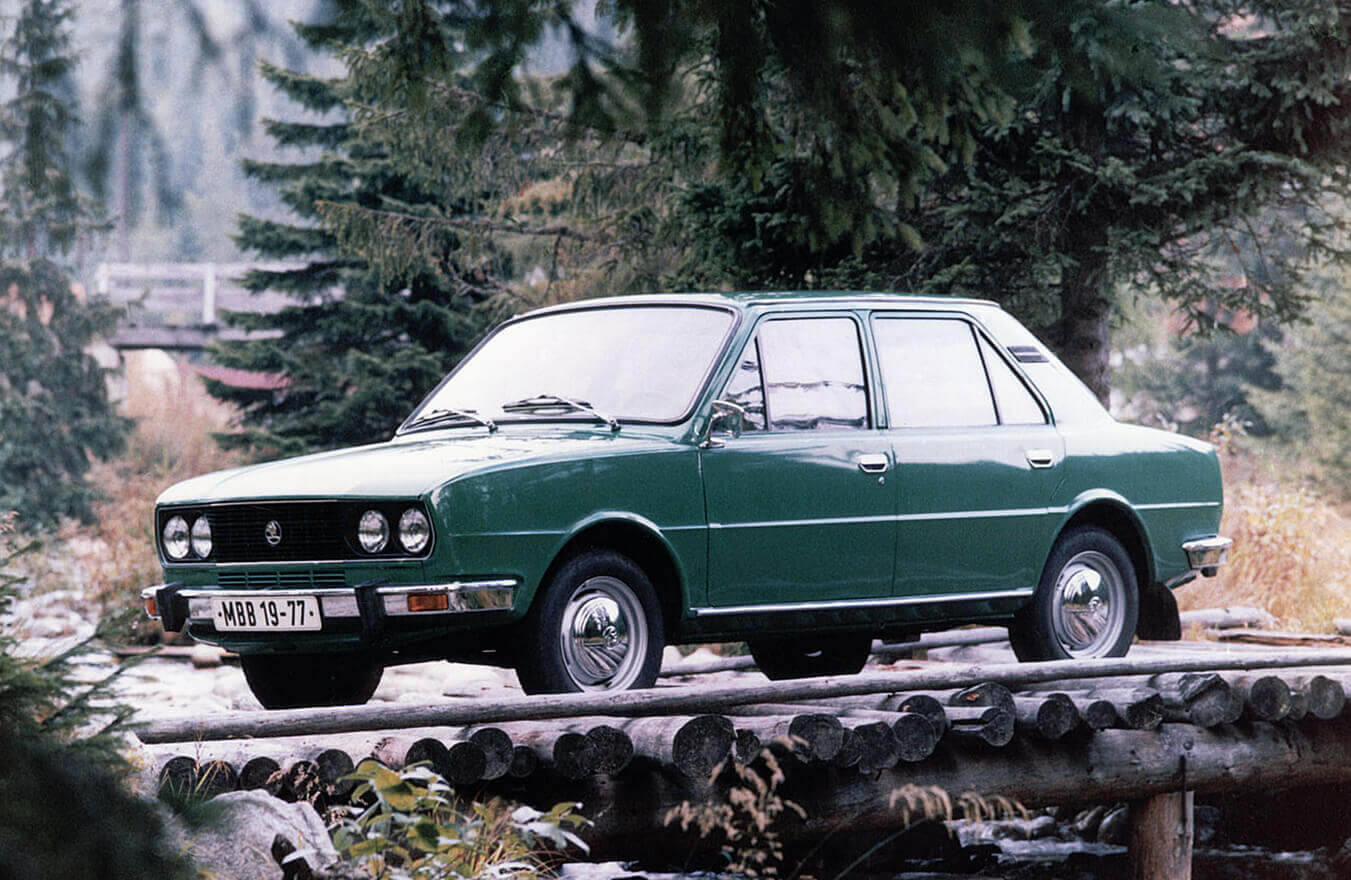 Škoda 120  1976–1983    "Uno de los vehículos icónicos en los deportes de motor y de carreras es el célebre ŠKODA 130 RS, inspirado en el coupé ŠKODA 110 R. Ganó la mayoría de las carreras de su categoría y acumuló podios en rallies y circuitos de carrera. Entre 1975 y 1980, se fabricaron unas doscientas unidades de 130 RS."