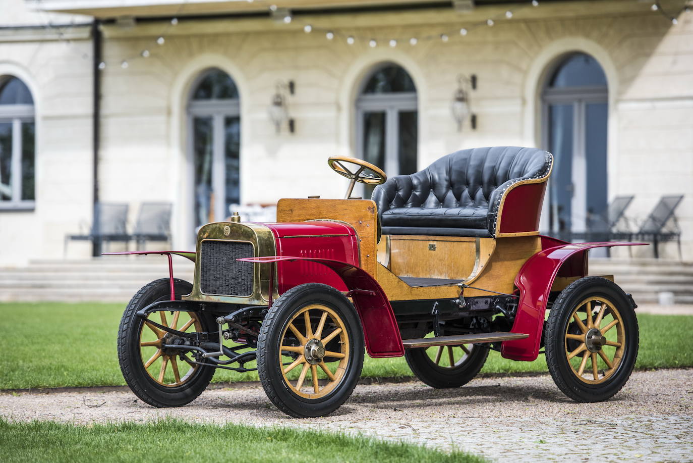 "Impulsada por su rápido crecimiento, en 1905, la firma L&K presenta su primer automóvil: el VOITURETTE A. El vehículo impresiona por su precio razonable y su gran practicidad y robustez.    El motor de dos cilindros en V con un rendimiento de 7 caballos de potencia y una capacidad de 1005 cm3 acelera el automóvil, de solo 600 kg, a una velocidad máxima de 40 km/h."