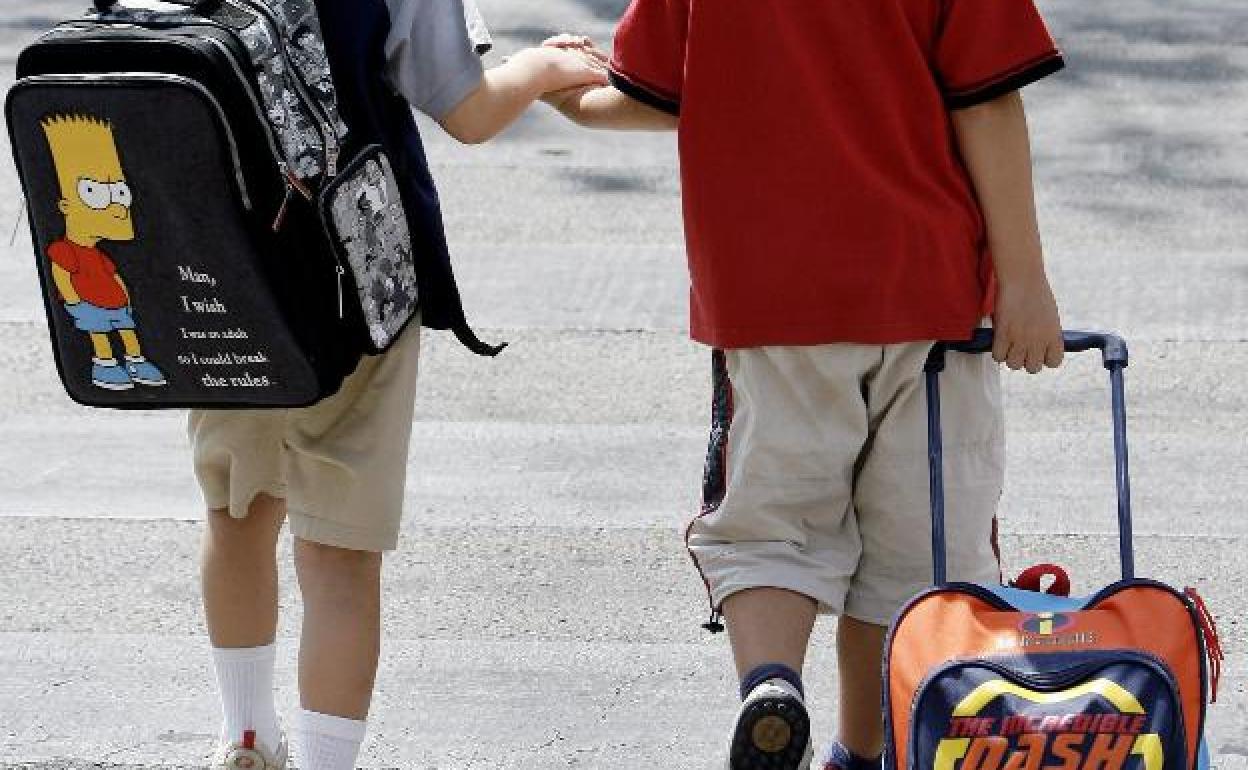 Dos niños saliendo de clase. 