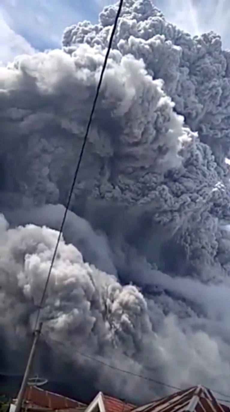 El volcán indonesio Sinabung ha entrado de nuevo en erupción este jueves, con una serie de explosiones que lanzaron columnas de cenizas de hasta dos kilómetros de altura, lo que provocó una alerta aérea y temores de ríos de lava. Se trata de la octava erupción en menos de una semana de este volcán ubicado en la isla de Sumatra, pero por el momento no se han reportado víctimas ni daños mayores. Su última erupción mortífera fue en 2016. El volcán se reactivó en 2010 tras 400 años dormido. Una nueva erupción se produjo en 2013 y desde entonces está muy activo. 