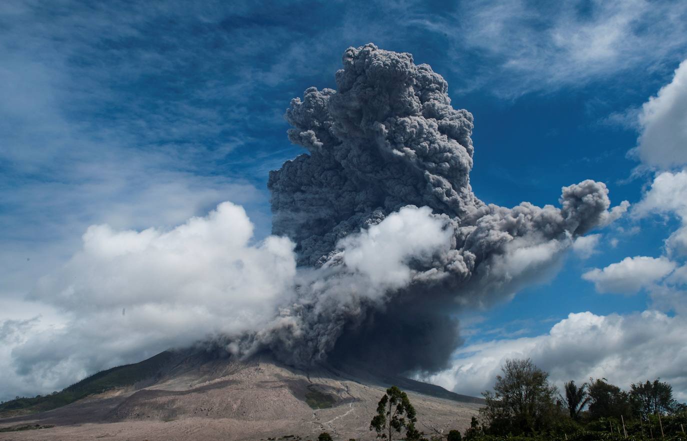 El volcán indonesio Sinabung ha entrado de nuevo en erupción este jueves, con una serie de explosiones que lanzaron columnas de cenizas de hasta dos kilómetros de altura, lo que provocó una alerta aérea y temores de ríos de lava. Se trata de la octava erupción en menos de una semana de este volcán ubicado en la isla de Sumatra, pero por el momento no se han reportado víctimas ni daños mayores. Su última erupción mortífera fue en 2016. El volcán se reactivó en 2010 tras 400 años dormido. Una nueva erupción se produjo en 2013 y desde entonces está muy activo. 