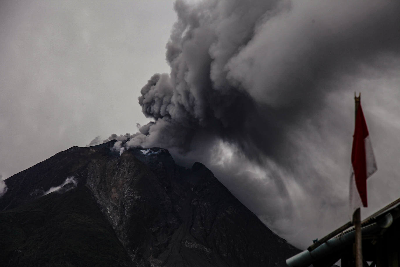 El volcán indonesio Sinabung ha entrado de nuevo en erupción este jueves, con una serie de explosiones que lanzaron columnas de cenizas de hasta dos kilómetros de altura, lo que provocó una alerta aérea y temores de ríos de lava. Se trata de la octava erupción en menos de una semana de este volcán ubicado en la isla de Sumatra, pero por el momento no se han reportado víctimas ni daños mayores. Su última erupción mortífera fue en 2016. El volcán se reactivó en 2010 tras 400 años dormido. Una nueva erupción se produjo en 2013 y desde entonces está muy activo. 