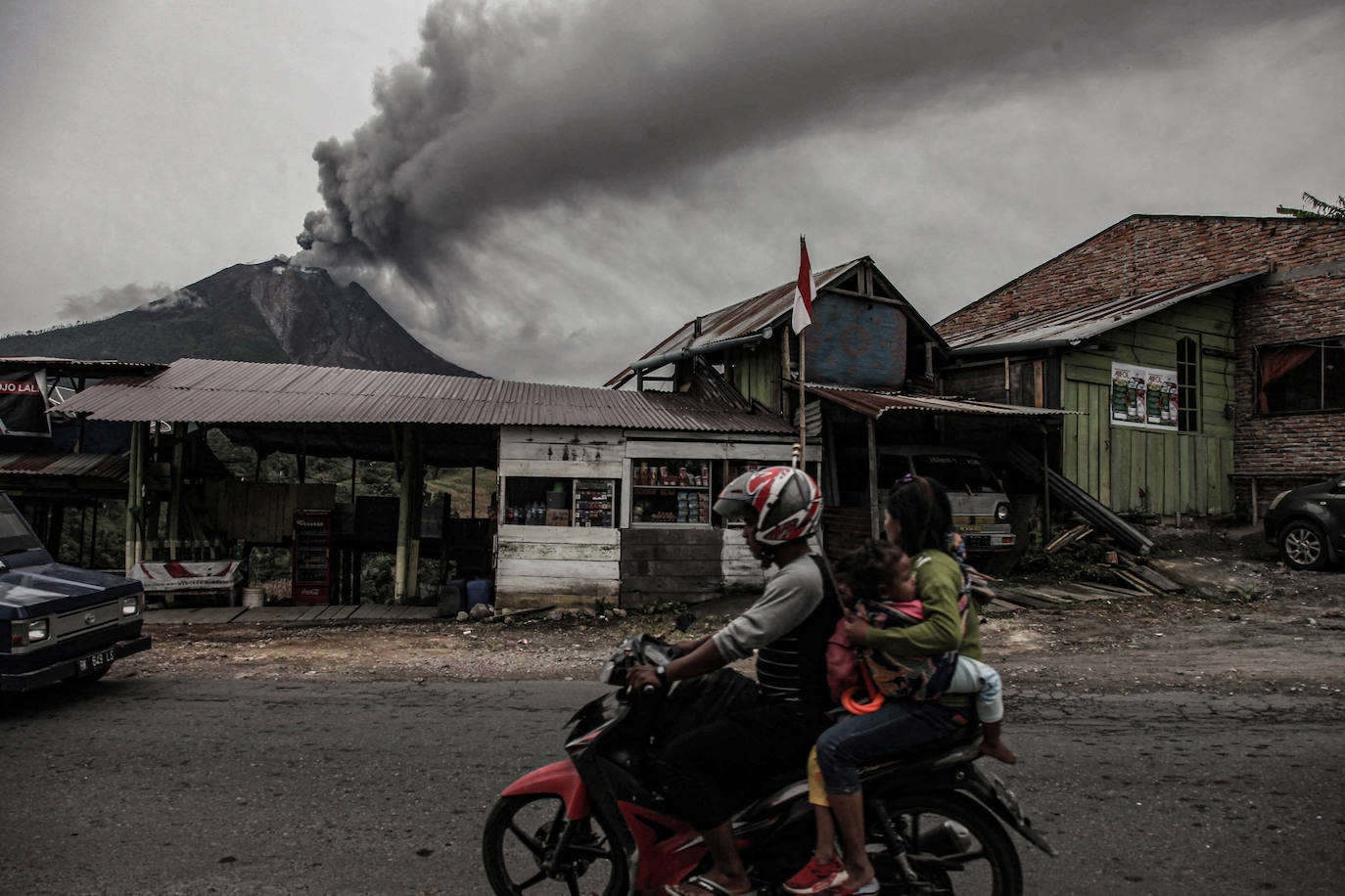 El volcán indonesio Sinabung ha entrado de nuevo en erupción este jueves, con una serie de explosiones que lanzaron columnas de cenizas de hasta dos kilómetros de altura, lo que provocó una alerta aérea y temores de ríos de lava. Se trata de la octava erupción en menos de una semana de este volcán ubicado en la isla de Sumatra, pero por el momento no se han reportado víctimas ni daños mayores. Su última erupción mortífera fue en 2016. El volcán se reactivó en 2010 tras 400 años dormido. Una nueva erupción se produjo en 2013 y desde entonces está muy activo. 