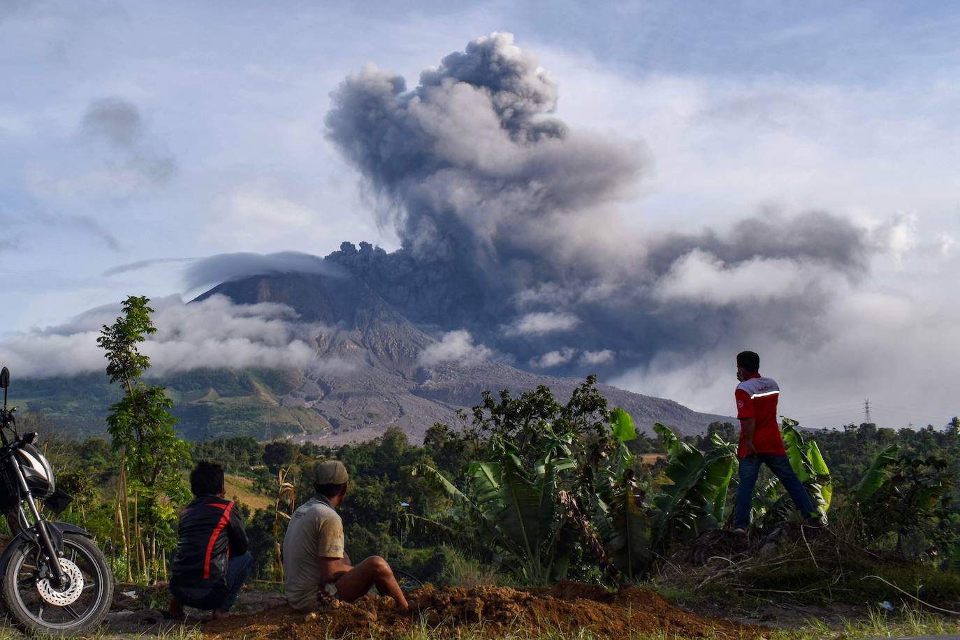 El volcán indonesio Sinabung ha entrado de nuevo en erupción este jueves, con una serie de explosiones que lanzaron columnas de cenizas de hasta dos kilómetros de altura, lo que provocó una alerta aérea y temores de ríos de lava. Se trata de la octava erupción en menos de una semana de este volcán ubicado en la isla de Sumatra, pero por el momento no se han reportado víctimas ni daños mayores. Su última erupción mortífera fue en 2016. El volcán se reactivó en 2010 tras 400 años dormido. Una nueva erupción se produjo en 2013 y desde entonces está muy activo. 