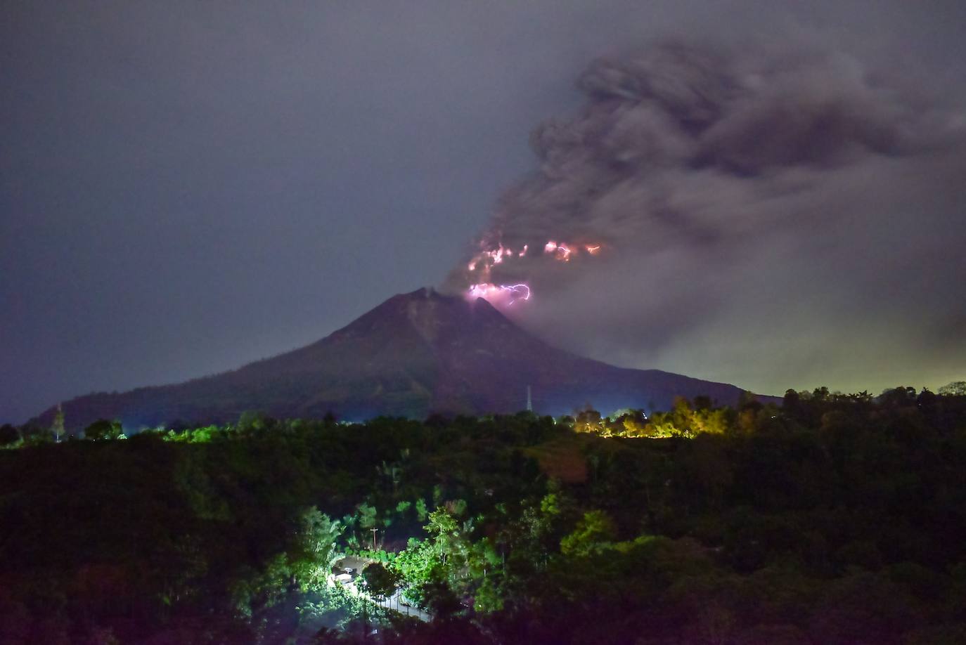 El volcán indonesio Sinabung ha entrado de nuevo en erupción este jueves, con una serie de explosiones que lanzaron columnas de cenizas de hasta dos kilómetros de altura, lo que provocó una alerta aérea y temores de ríos de lava. Se trata de la octava erupción en menos de una semana de este volcán ubicado en la isla de Sumatra, pero por el momento no se han reportado víctimas ni daños mayores. Su última erupción mortífera fue en 2016. El volcán se reactivó en 2010 tras 400 años dormido. Una nueva erupción se produjo en 2013 y desde entonces está muy activo. 