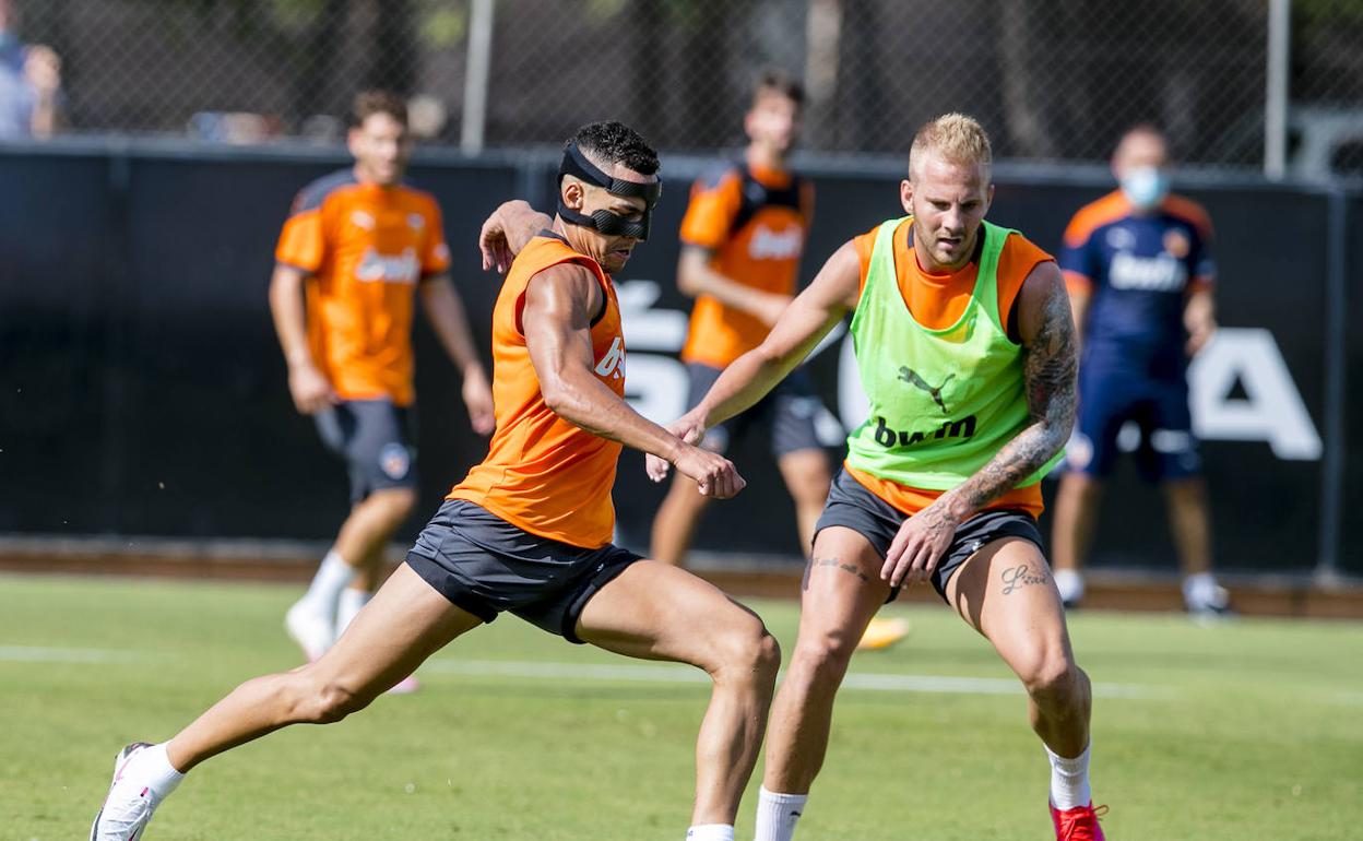 Rodrigo Moreno, con máscara, durante el entrenamiento de ayer en Paterna. 