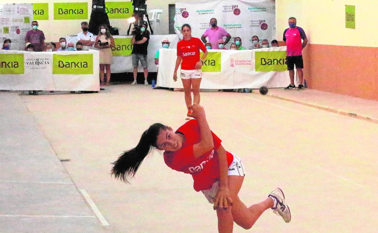 Mar, justo después de raspar una pelota ante la mirada de Victoria. 