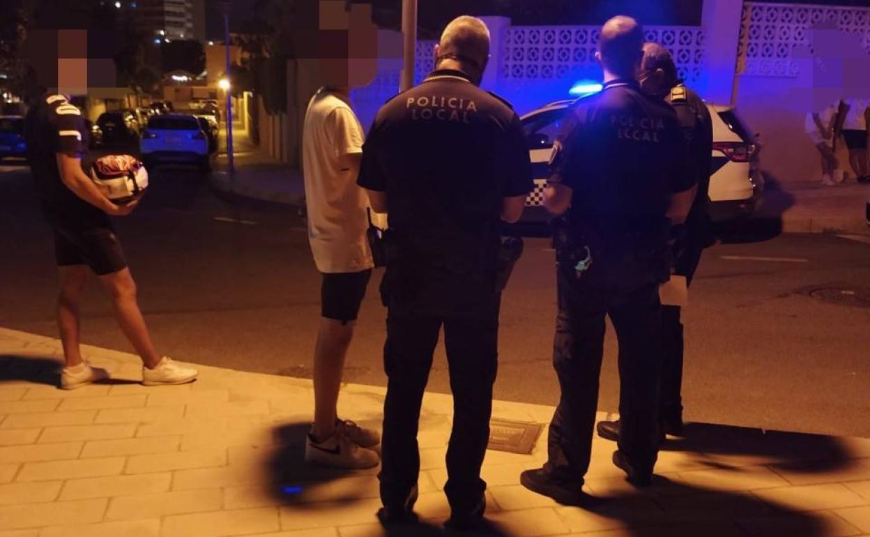 Agentes de la Policía Local de Alicante toman los datos a un joven. 