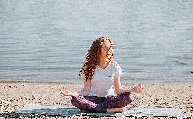 Practica deporte en la Playa de la Malvarrosa.