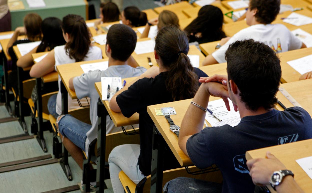 Tres universitarias se dirigen a una de las facultades de la Universidad de Barcelona.