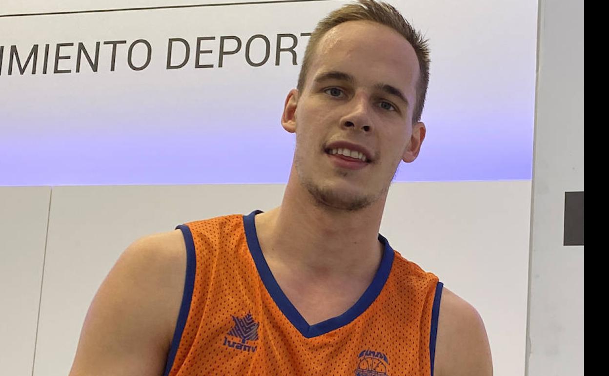 Prepelic posa por primera vez con la camiseta del Valencia Basket. 