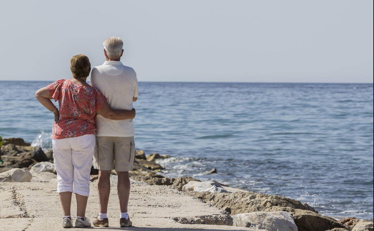 Una pareja de jubilados frente al mar 