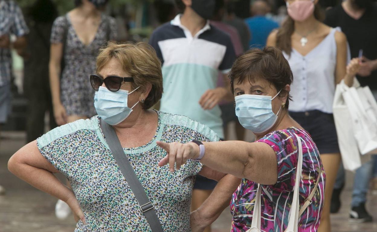 Dos mujeres con mascarilla en Valencia. 