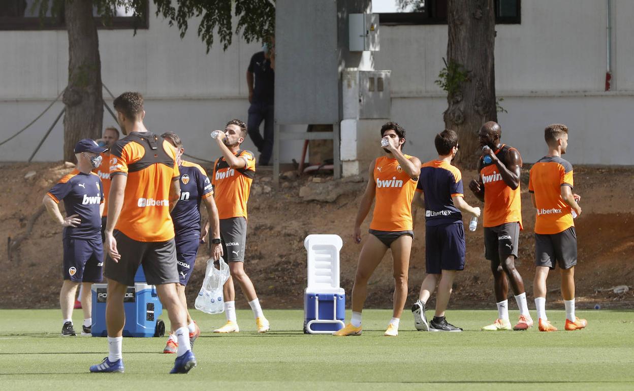 La plantilla del Valencia CF exige a Murthy que sea Lim el que avale los pagarés para cobrar la ficha