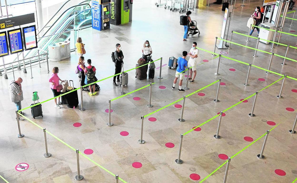 Señalización para marcar la distancia de seguridad en el aeropuerto de Manises. 