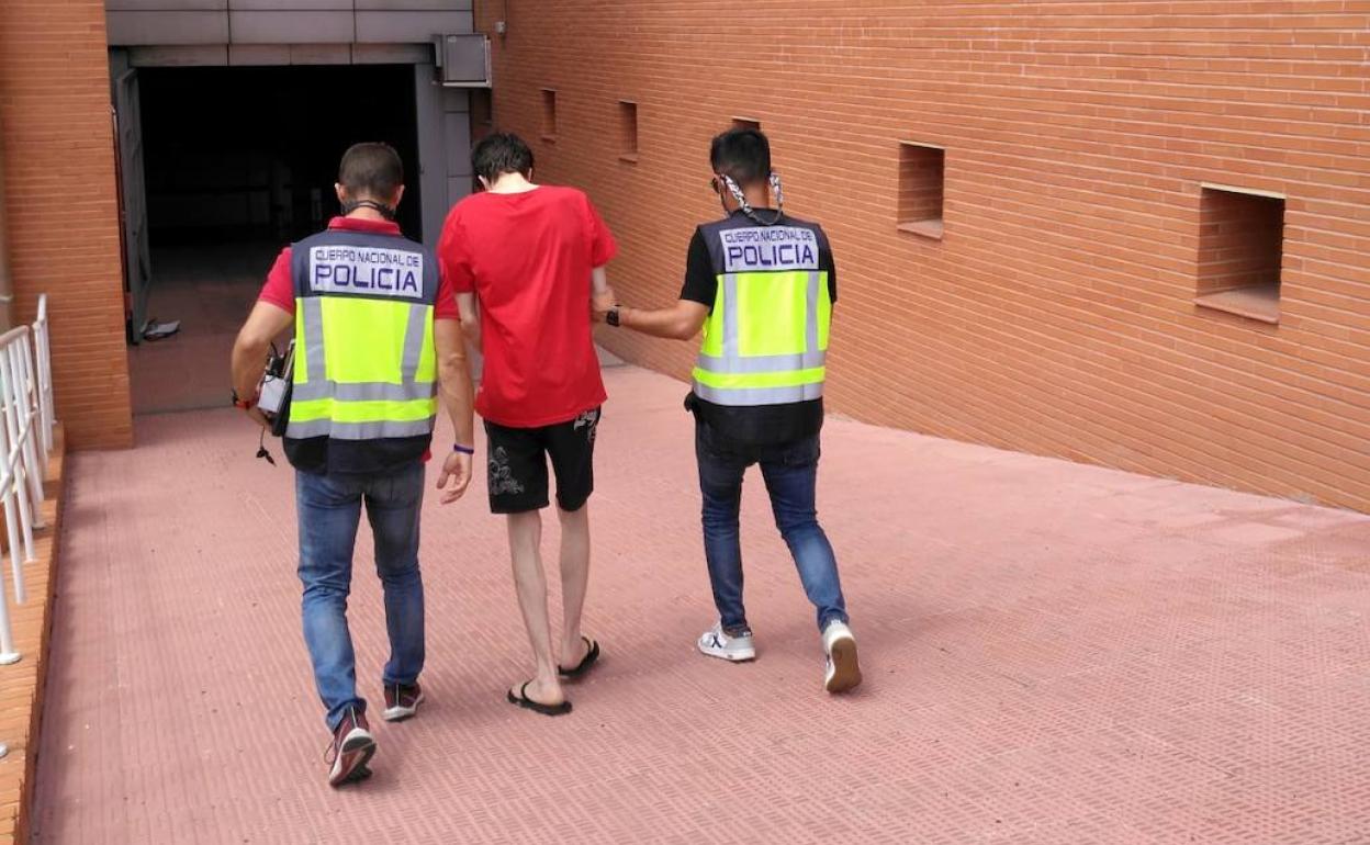 Un joven de la Pobla del Duc ofrecía dinero a menores a cambio de que se desnudasen por redes sociales