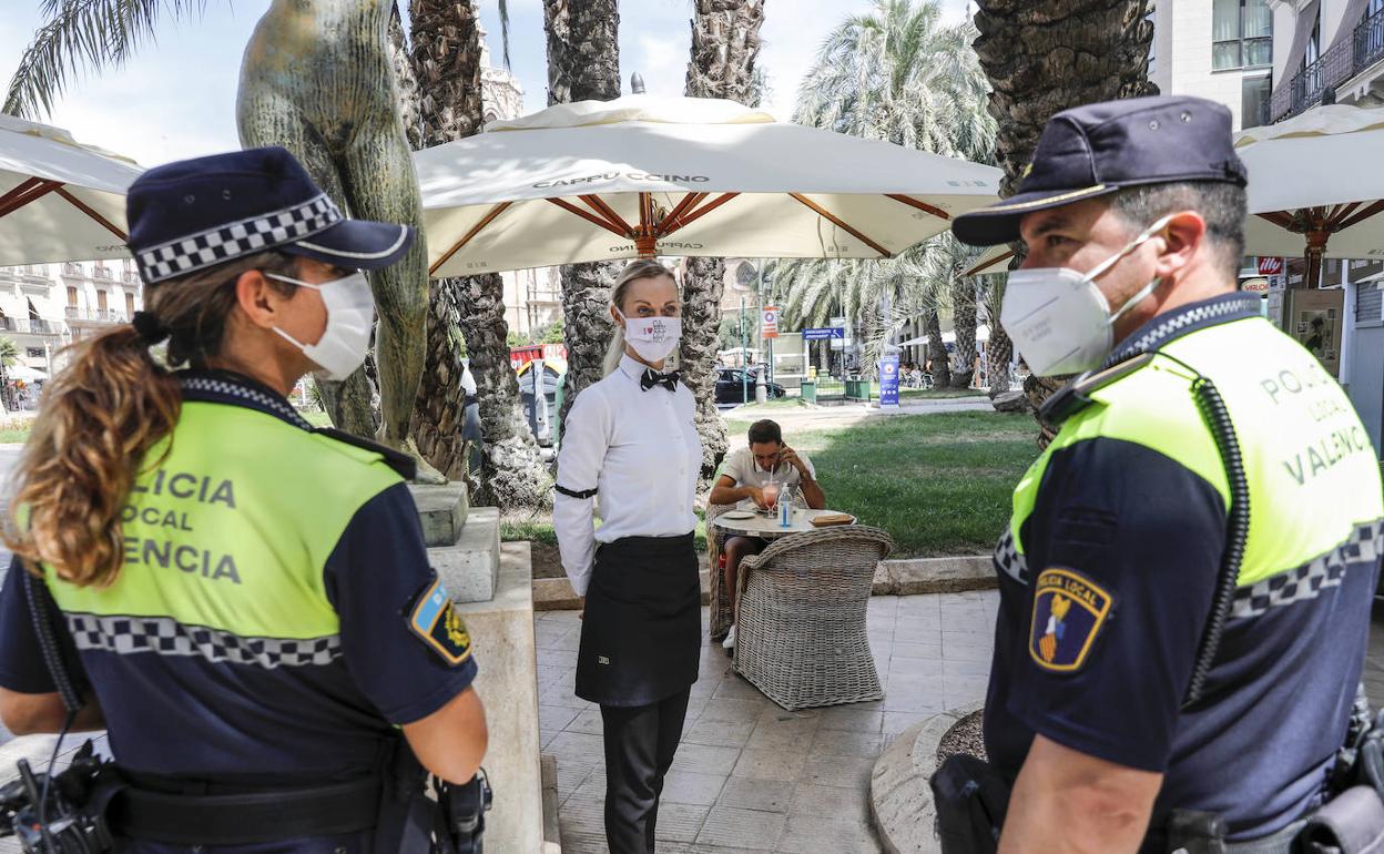 Policía Local en una terraza de Valencia. 