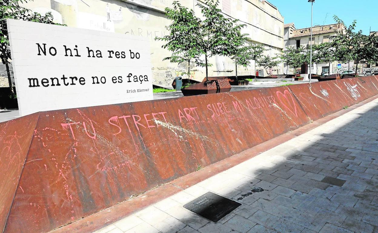 Pintadas, suciedad y basura copan el Pati Obert del IVAM. 