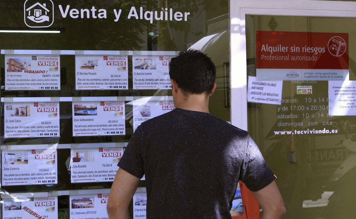 Un escaparate inmobiliario, en una imagen de archivo. 