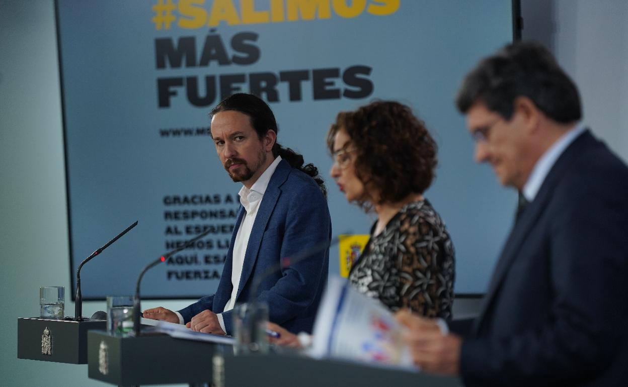 Pablo Iglesias, María Jesús Montero y José Luis Escrivá en la presentación del ingreso mínimo vital, el 31 de mayo 