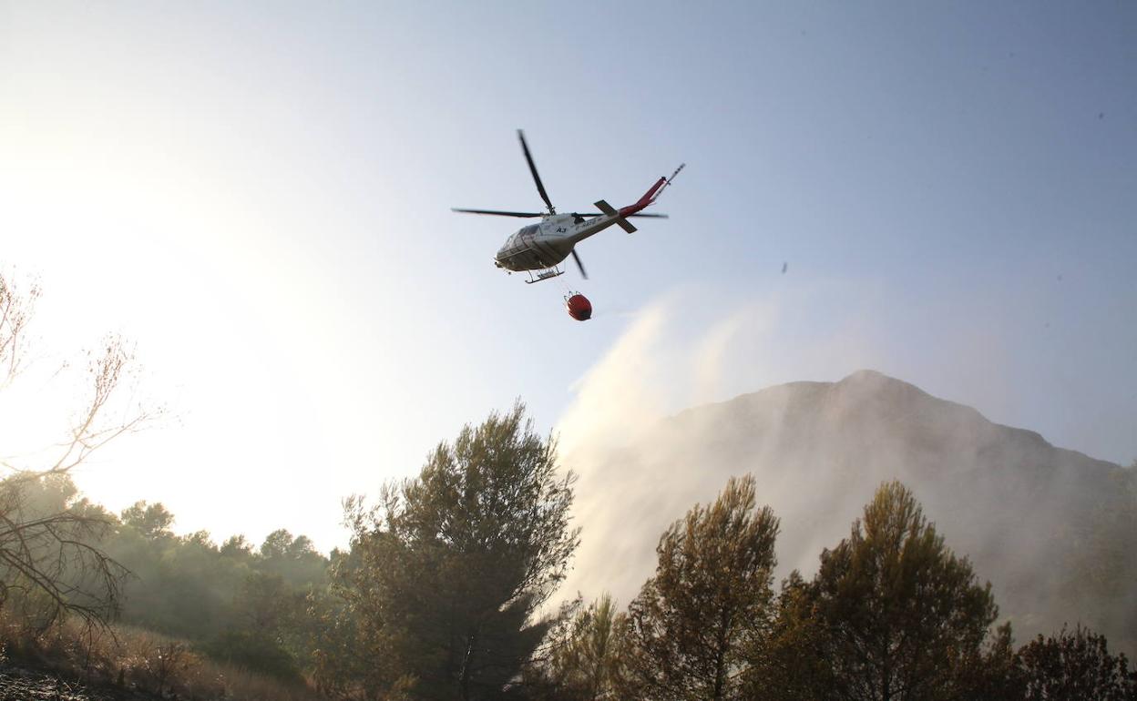 Bomberos extinguen el incendio en las faldas del Montgó y controlan un segundo fuego en Xàbia