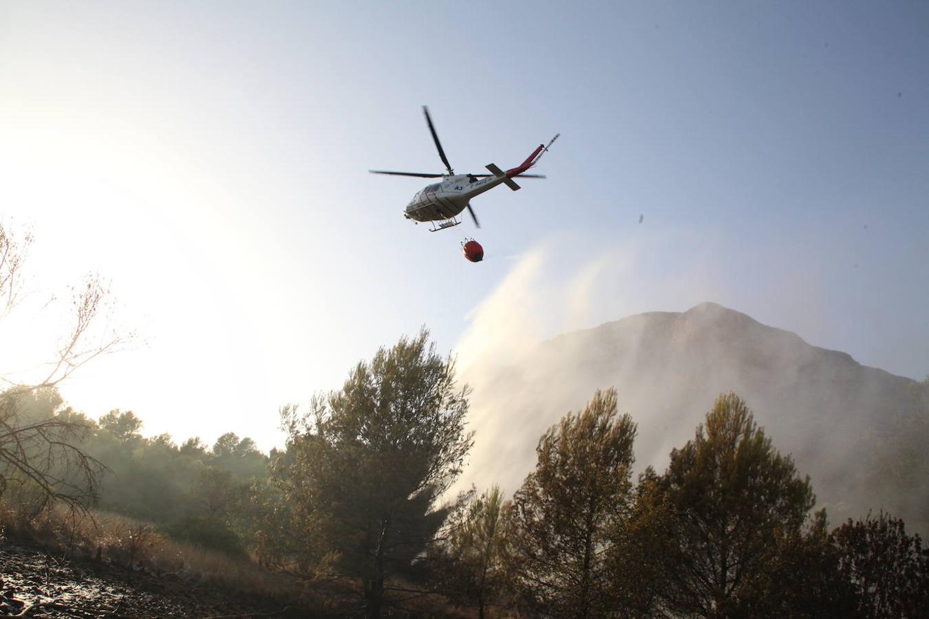 Fotos: El fuego vuelve a golpear a Xàbia y amenaza el Montgó