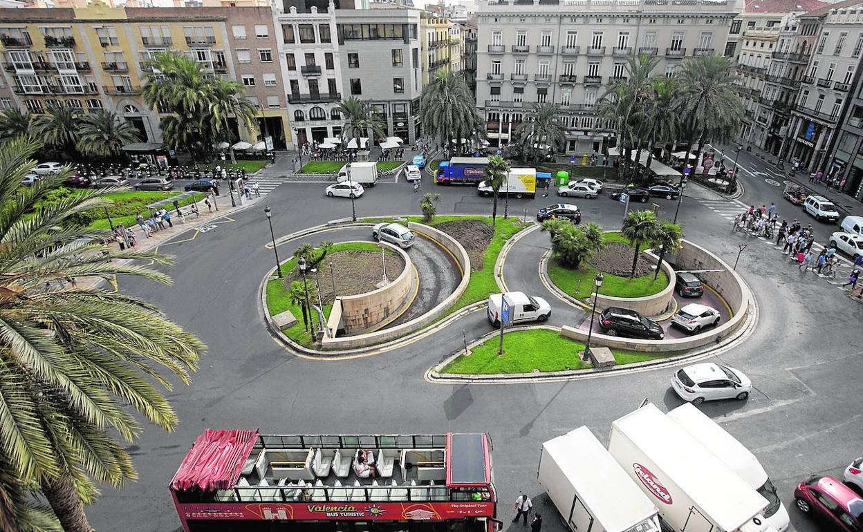 Imagen de la parte de la plaza de la Reina donde se sitúa la entrada al aparcamiento. 