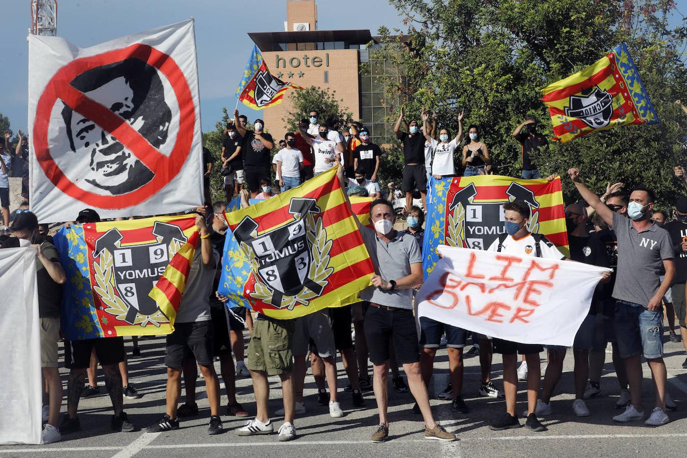 Fotos: Medio millar de valencianistas claman contra Peter Lim