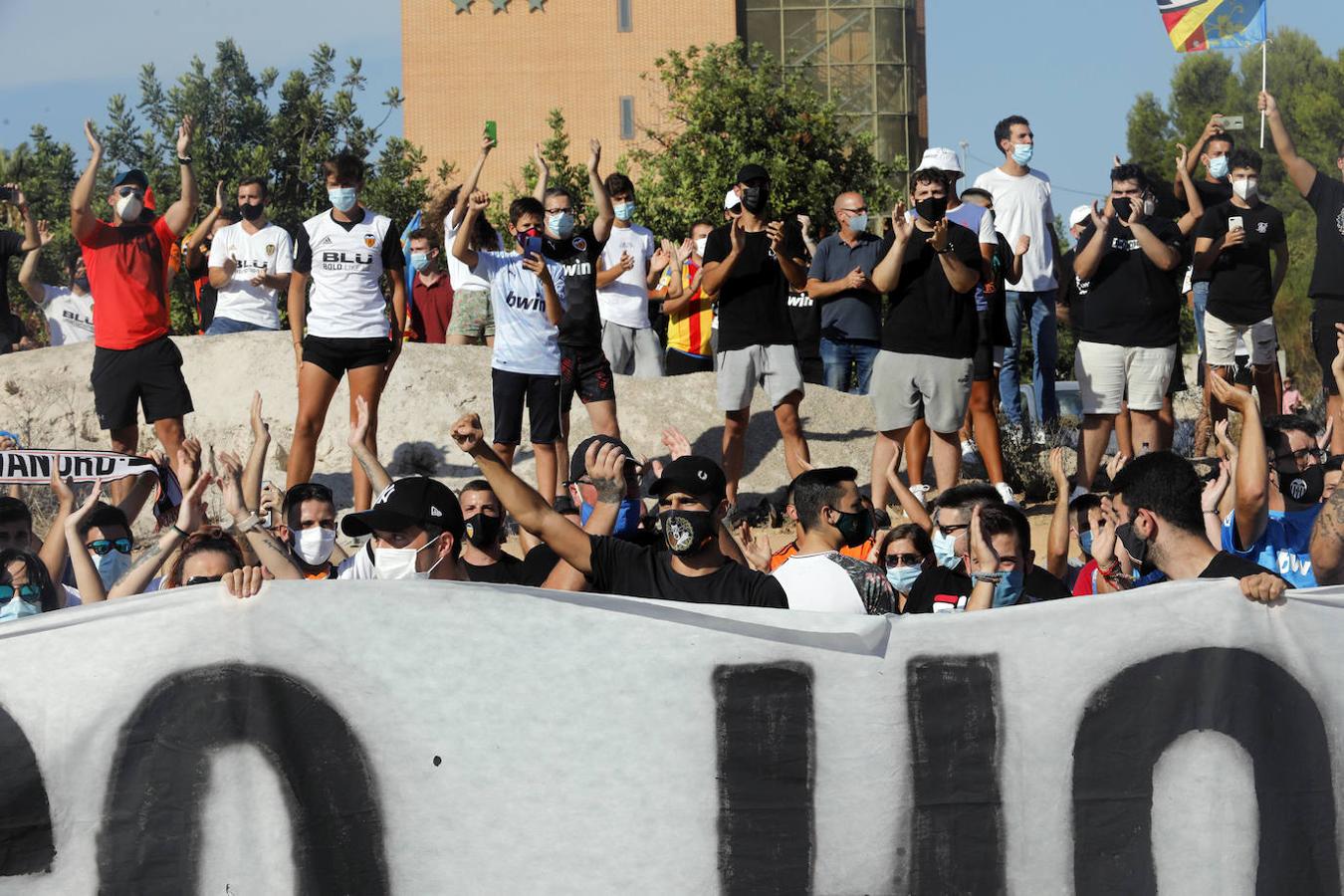 Fotos: Medio millar de valencianistas claman contra Peter Lim