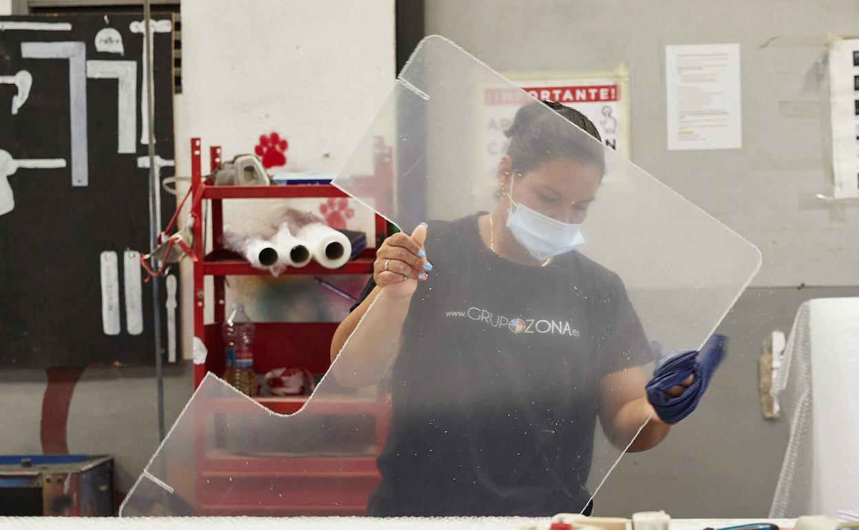 Una trabajadora de la fábrica de Castellón con una pieza. 