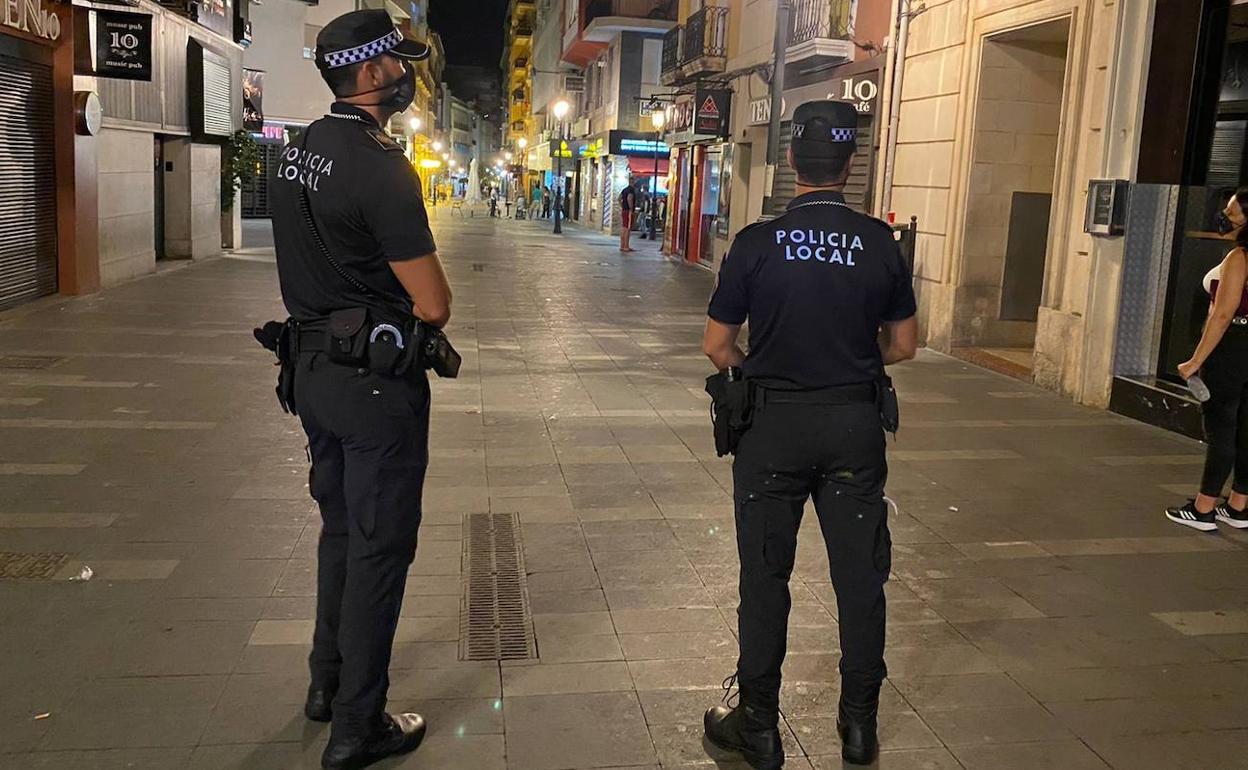 Dos policías locales en el centro de Alicante. 