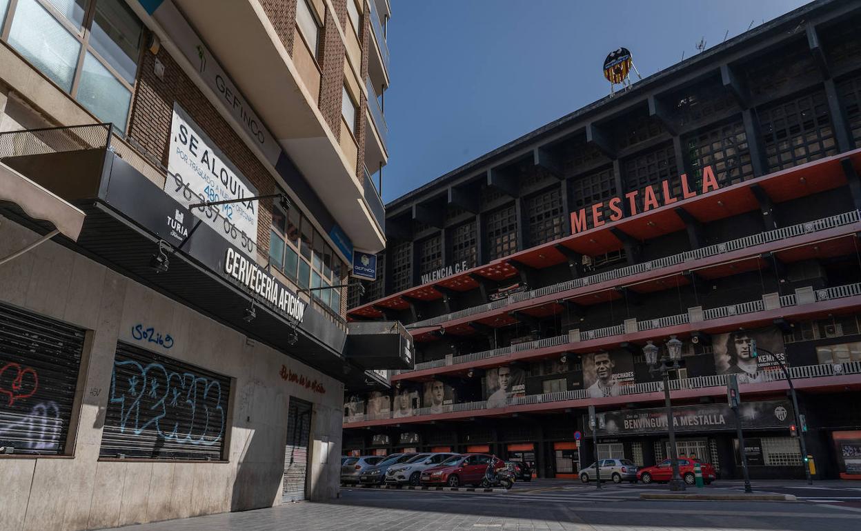 Fachada principal de Mestalla en una Avenida de Suecia desierta. 