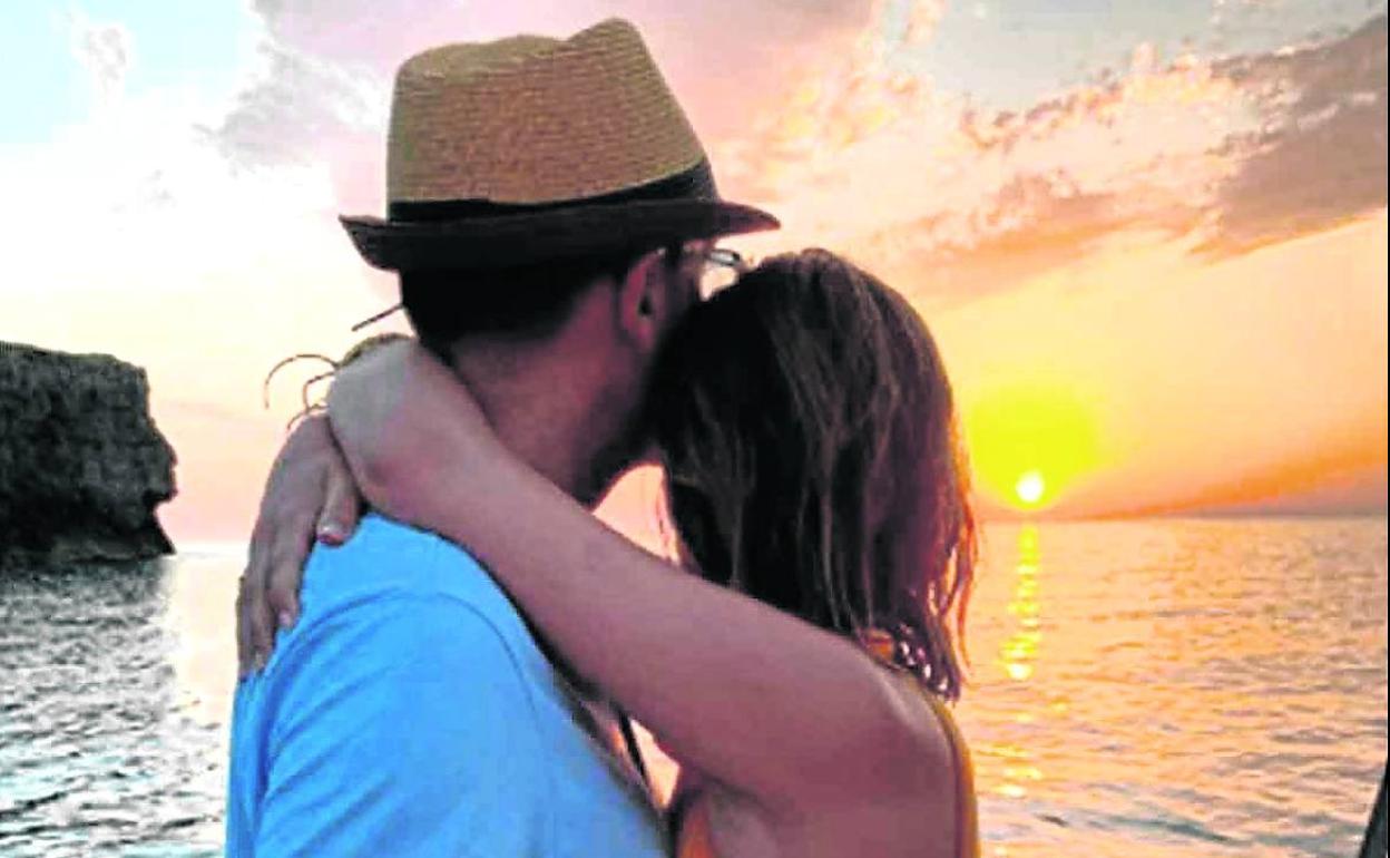 Risto Mejide y Laura Escanes contemplan acaramelados un atardecer en la isla de Menorca.