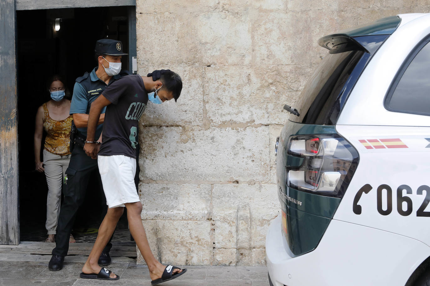 La jueza ha acordado el ingreso en prisión, comunicada y sin fianza, de la joven de 19 años y su novio por la muerte a cuchilladas de la madre de ella en l'Alcúdia de Crespins. 