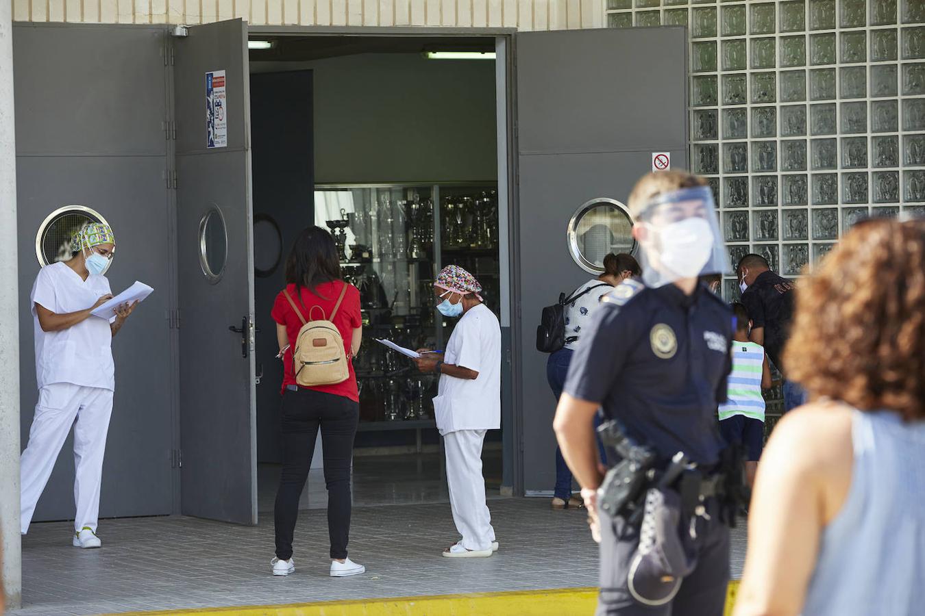 Fotos: Test masivos a 180 personas en Benigànim por un brote de coronavirus