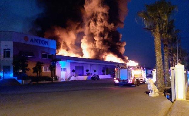 Un espectacular incendio calcina la práctica totalidad de un almacén de cítricos en Burriana