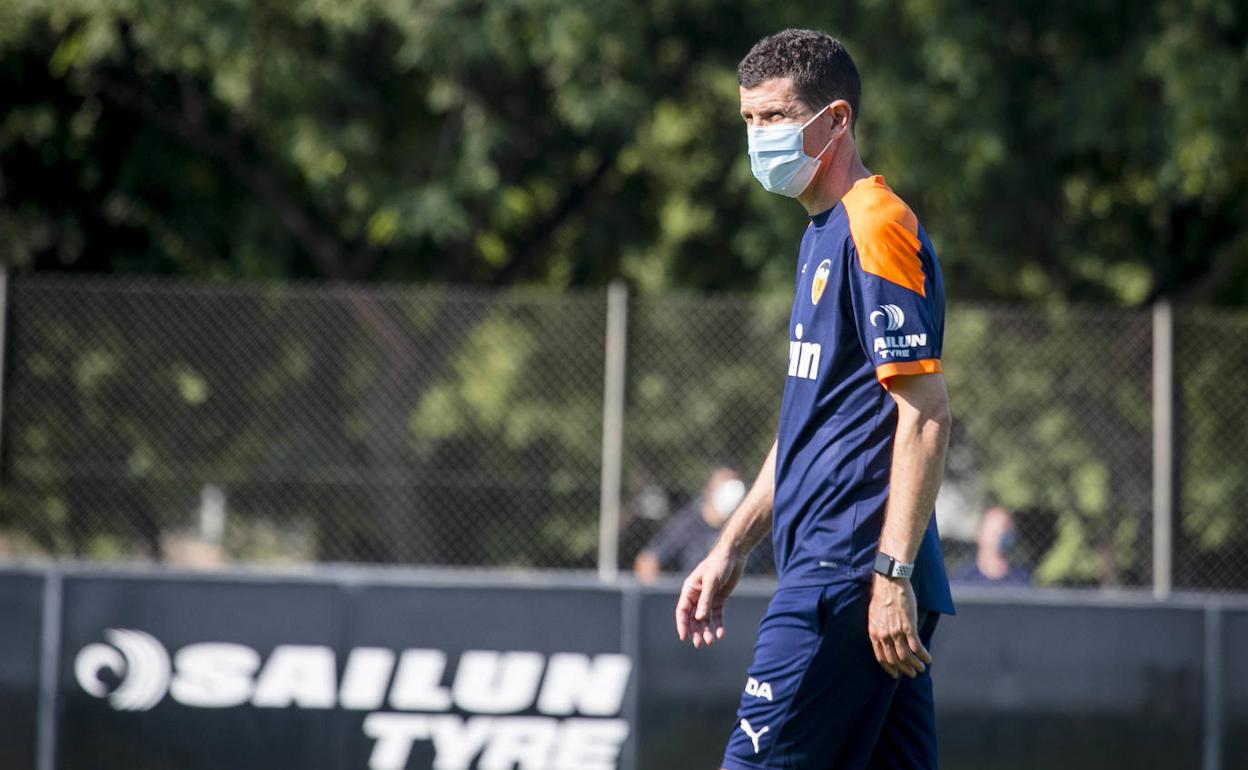 Javi Gracia, durante un entrenamiento en Paterna. 