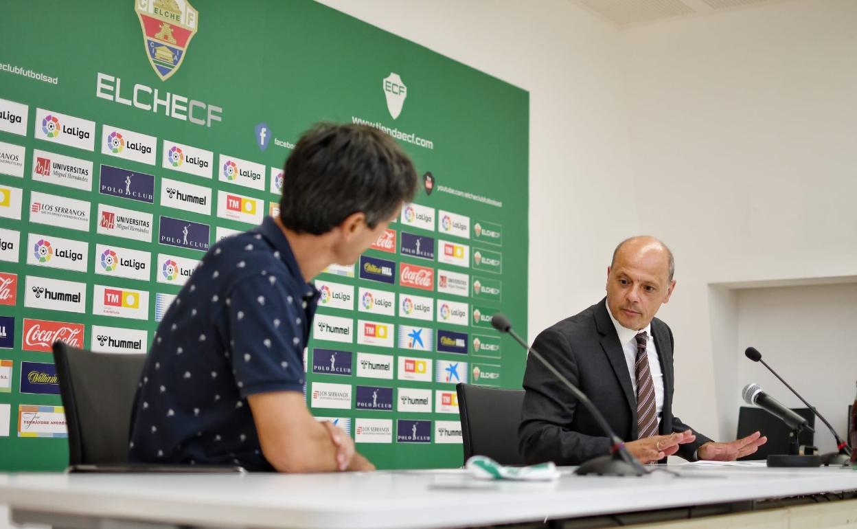 Pacheta se ha despedido este mediodía del Elche en una rueda de prensa con el presidente, Joaquín Buitrago. 