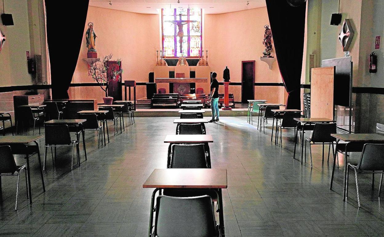 Capilla del colegio Pío XII de Valencia, habilitada como aula de Bachillerato. 