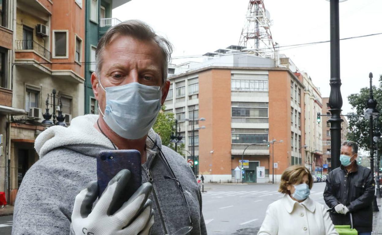 Un hombre controla su móvil para geolocalizar a positivos. 