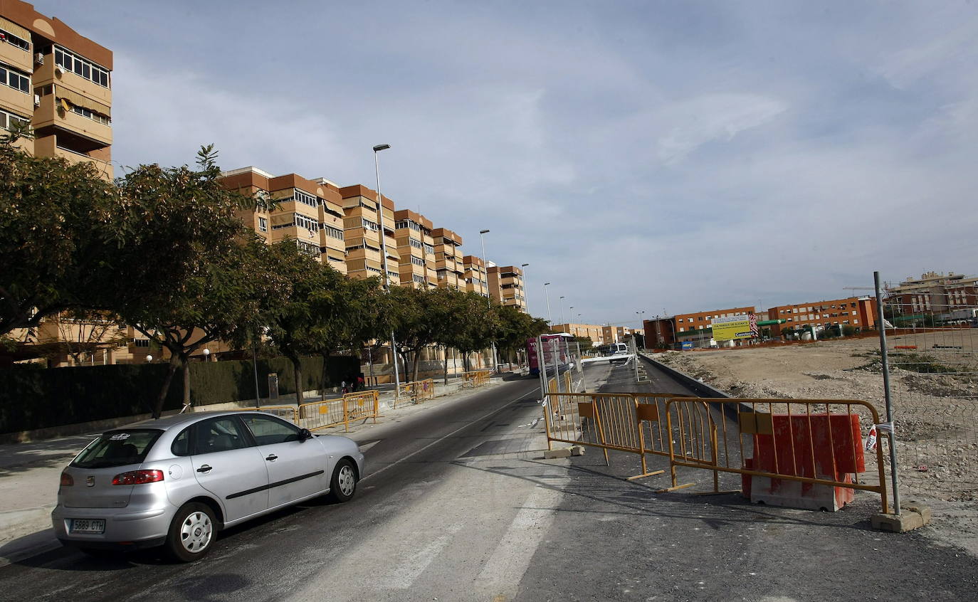 Persecución policial en Alicante a un conductor que circulaba mirando el móvil