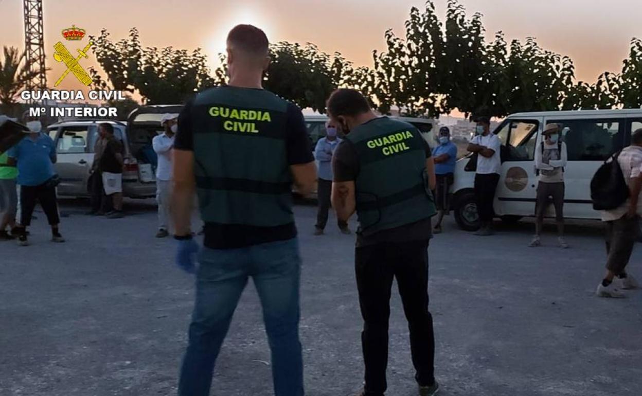 Agentes de la Guardia Civil comprueban el estado de los jornaleros a primera hora de la mañana. 