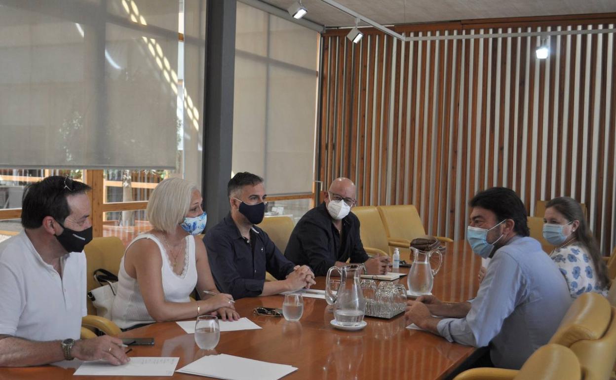 Barcala y Julia Llopis, durante la reunión con los representantes de las asociaciones. 