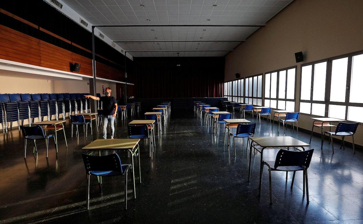 El salón de actos del colegio concertado Pio XII de Valencia reconvertido en aula. 