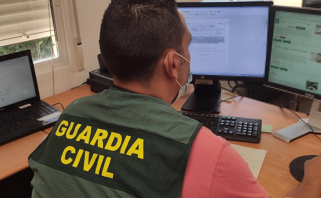Agente de la Guardia Civil durante la investigación. 
