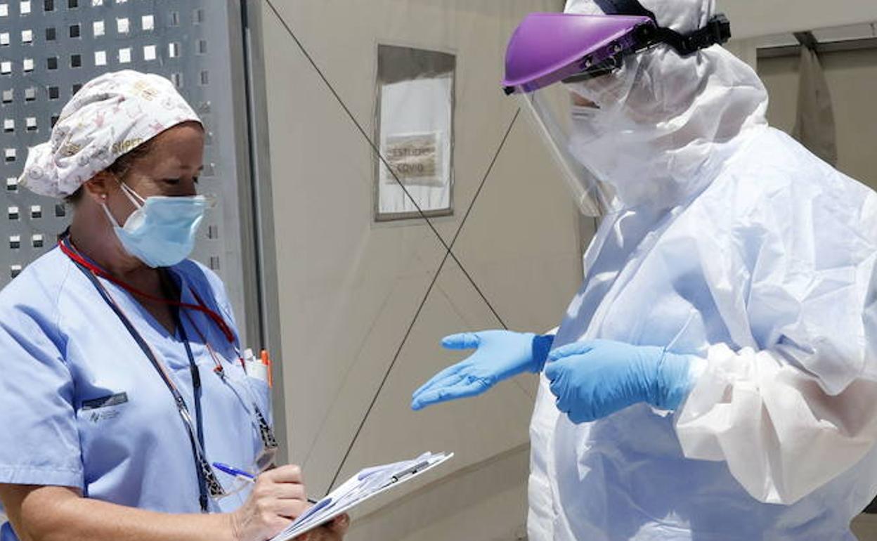 Personal sanitario a la puerta del hospital de campaña de La Fe donde se realiza el Test del Covid-19. 