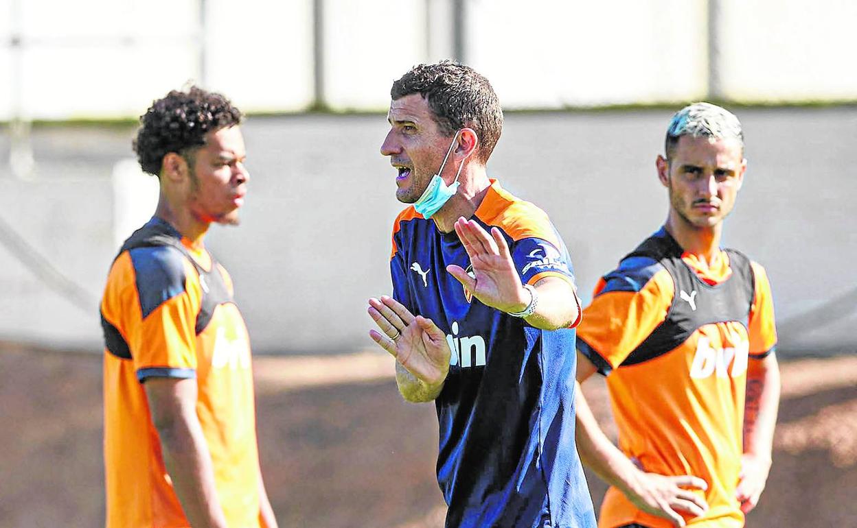 Javi Gracia da indicaciones a sus jugadores durante un entrenamiento.