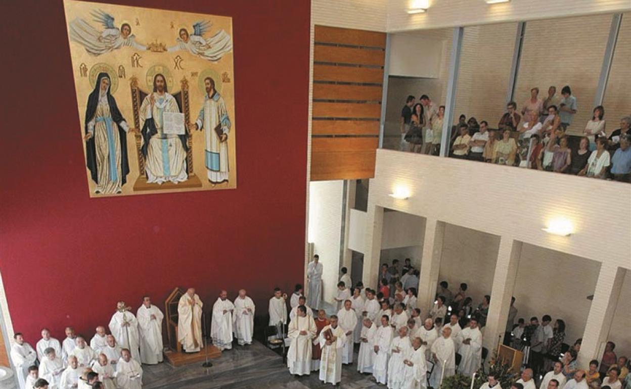 La parroquia San Francisco de Asís de Cullera finaliza el retablo mayor después de 16 años