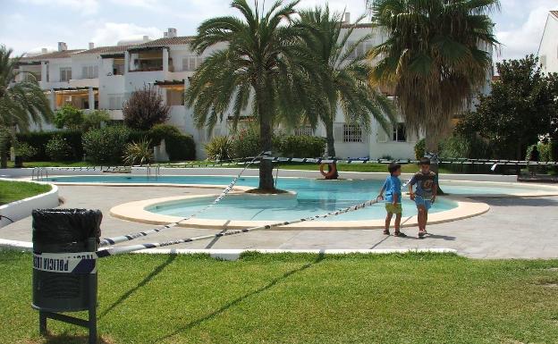 Muere ahogado un niño de 2 años en la piscina de una urbanización en Pilar de la Horadada