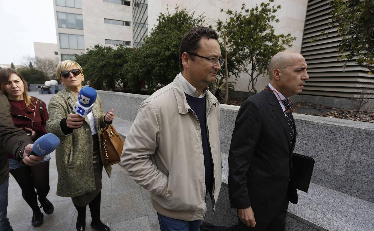 Augusto César Tauroni y su abogado, en la Ciudad de la Justicia. 